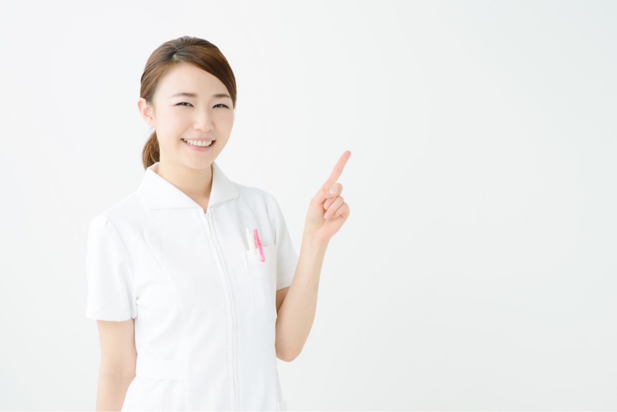 エラボトックスのクリニック選びのポイントを案内する看護師のイメージ