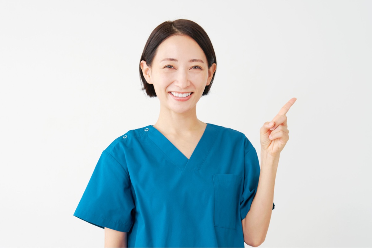 エラボトックスの効果を長持ちさせるコツを案内する看護師のイメージ